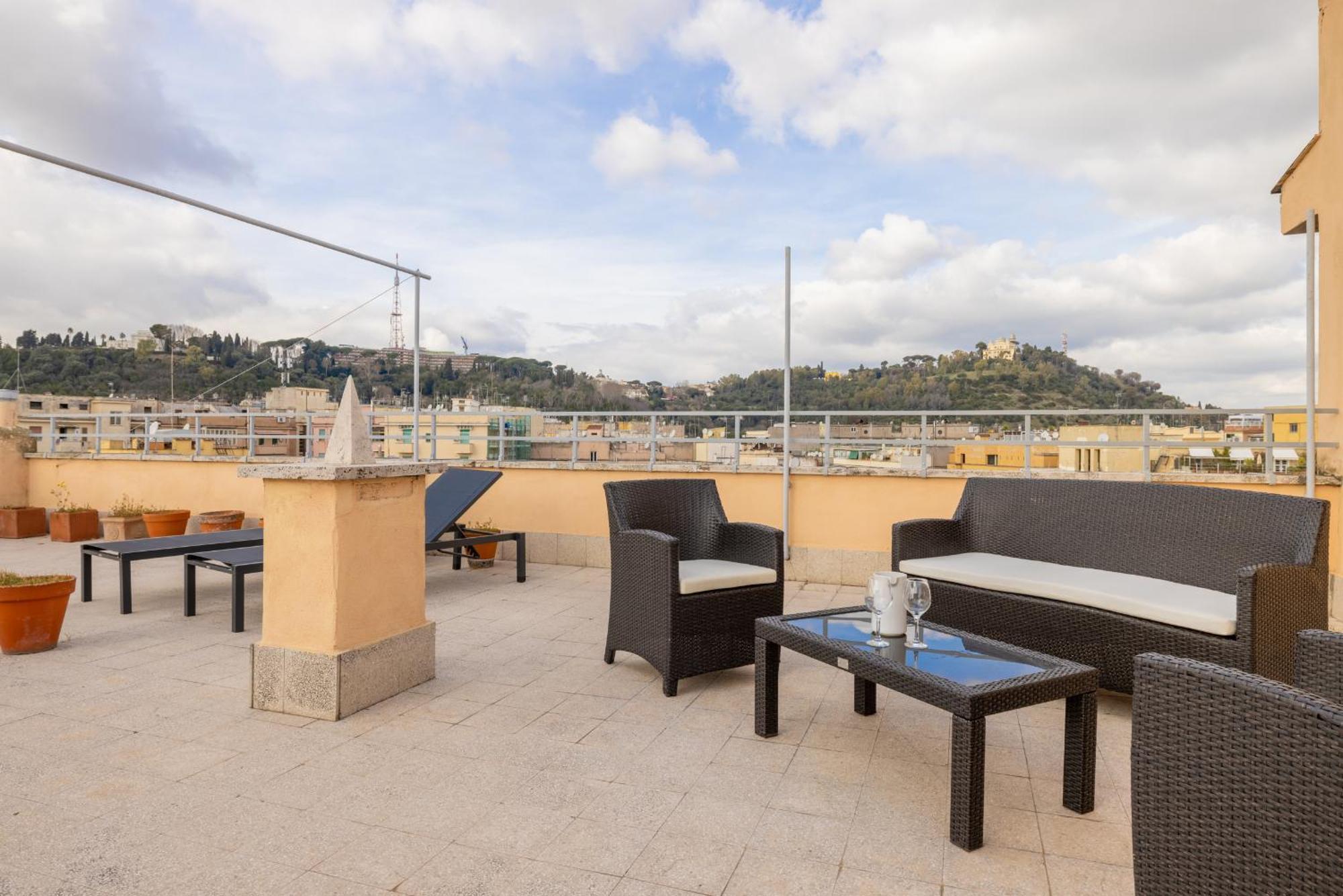 Top Floor Apt With Rooftop Terrace Near St. Peter Rome Bagian luar foto